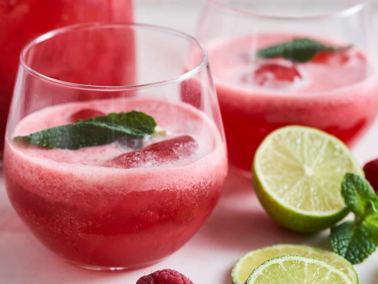 Mocktail de kombucha com frambroesa e lima