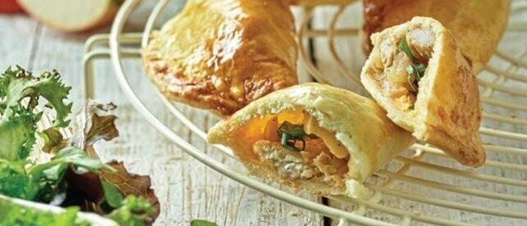 Empanadas-de-peru-com-maçã-e-queijo-cheddar