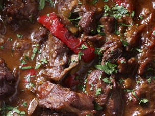 Goulash de cabrito com puré de batata
