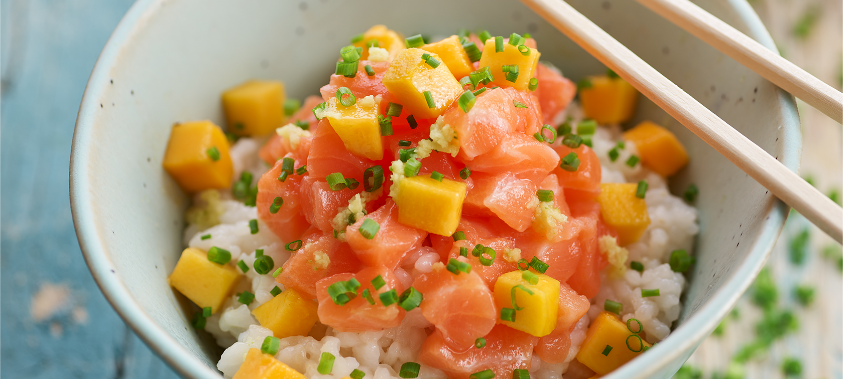 Poke de salmão e arroz japonês