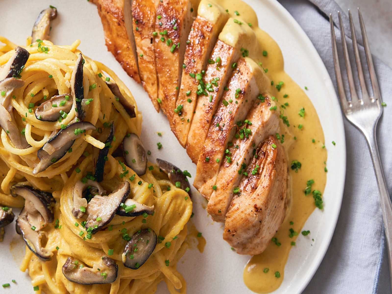 Molho de caril e cajus com esparguete e frango