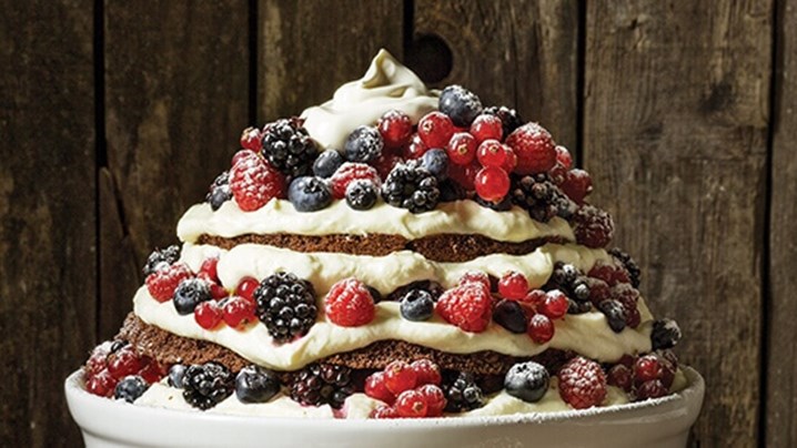 Bolo-de-chocolate-e-frutos-vermelhos