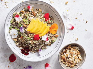 Receita de Salada de quinoa, manga, cebola primavera e frutos secos