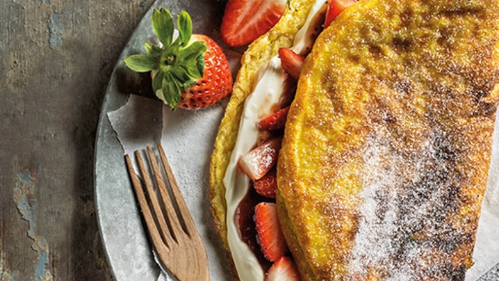 Omeleta-doce-com-iogurte-e-morangos