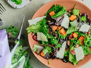 Salada Aromática com Batada doce, Parmesão e Nozes