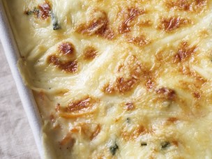 Pescada gratinada com legumes