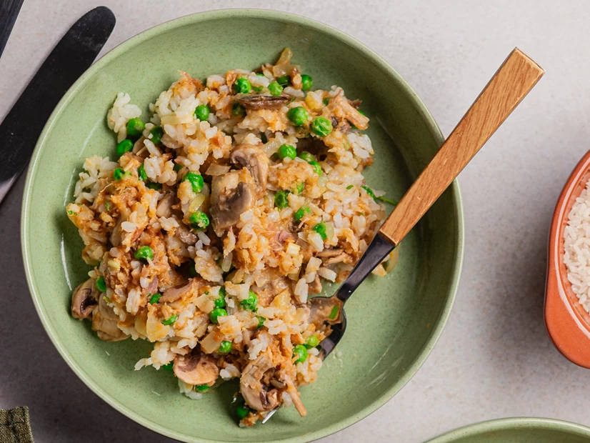 imagem de arroz de alheira com ervilhas e cogumelos