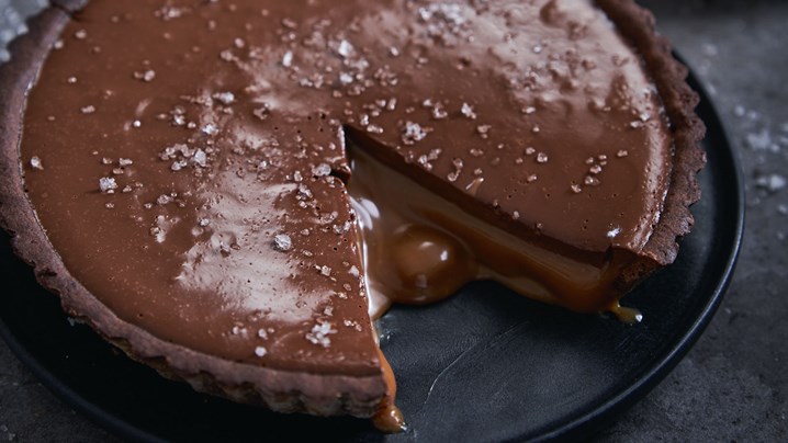 imagem sobremesa receita de tarte de chocolate e caramelo com flor de sal