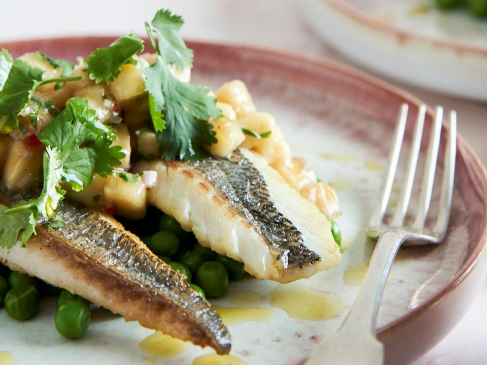 Filetes de dourada com ervilhas e vinagrete de banana