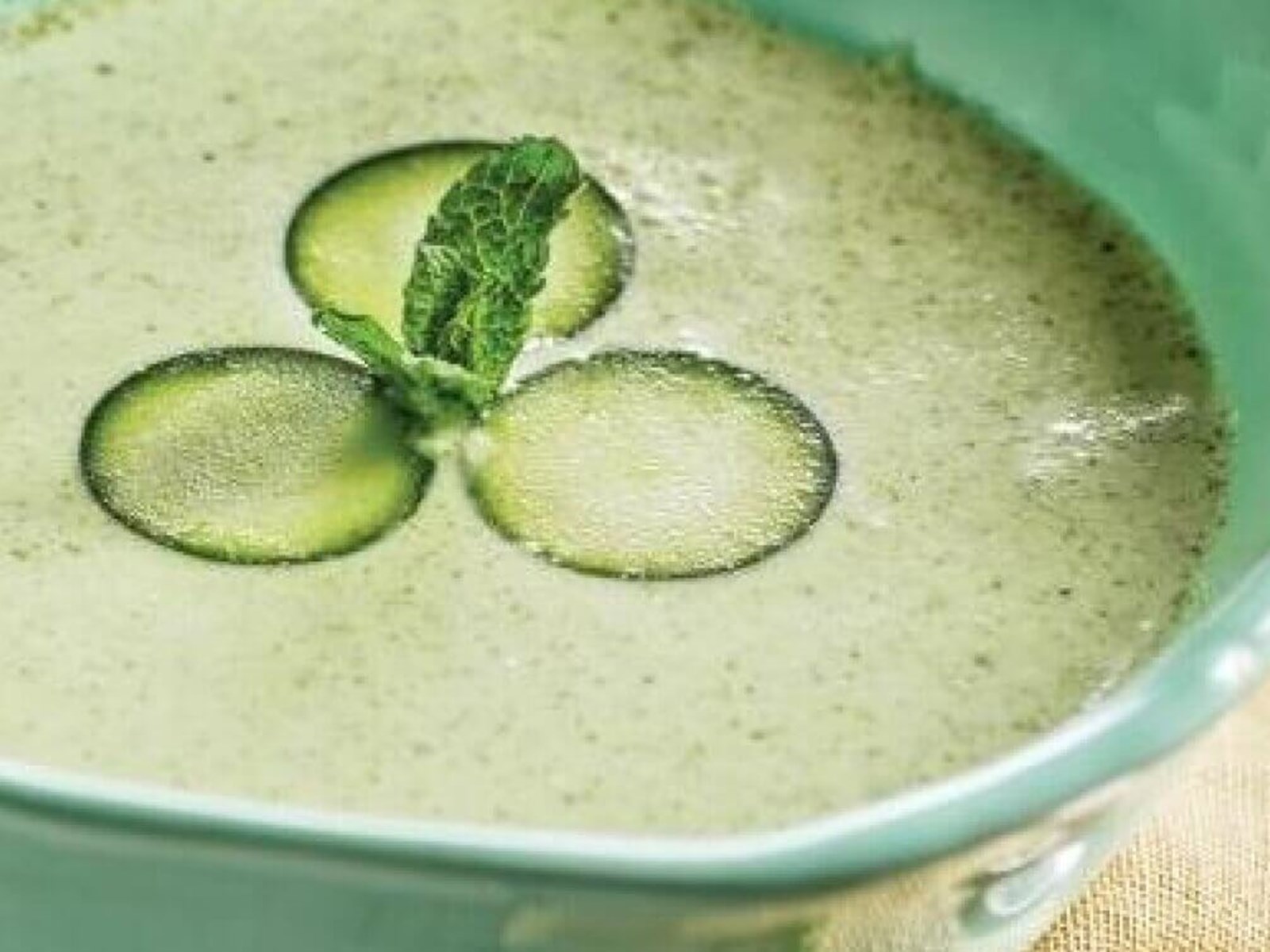 Sopa-fria-de-pepino-e-menta