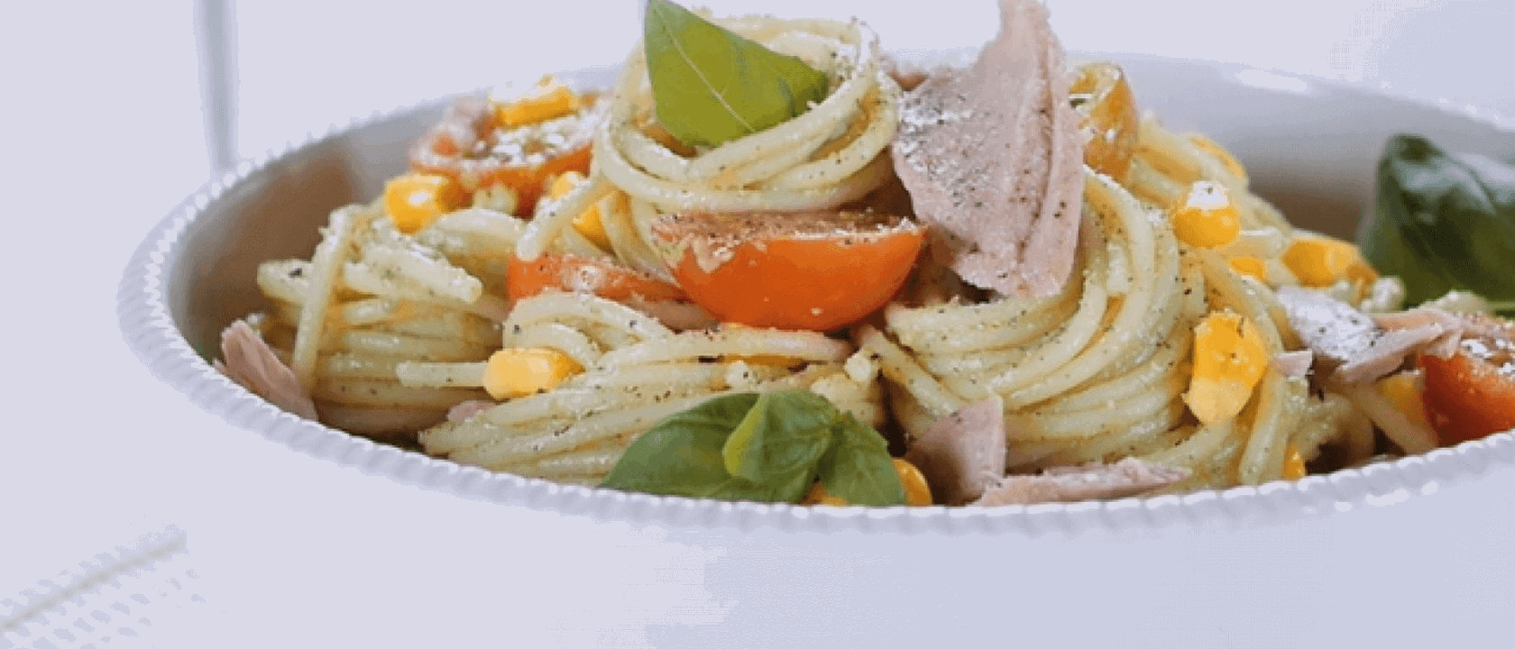 Massa-verde-com-molho-de-abacate-e-tomate-cereja