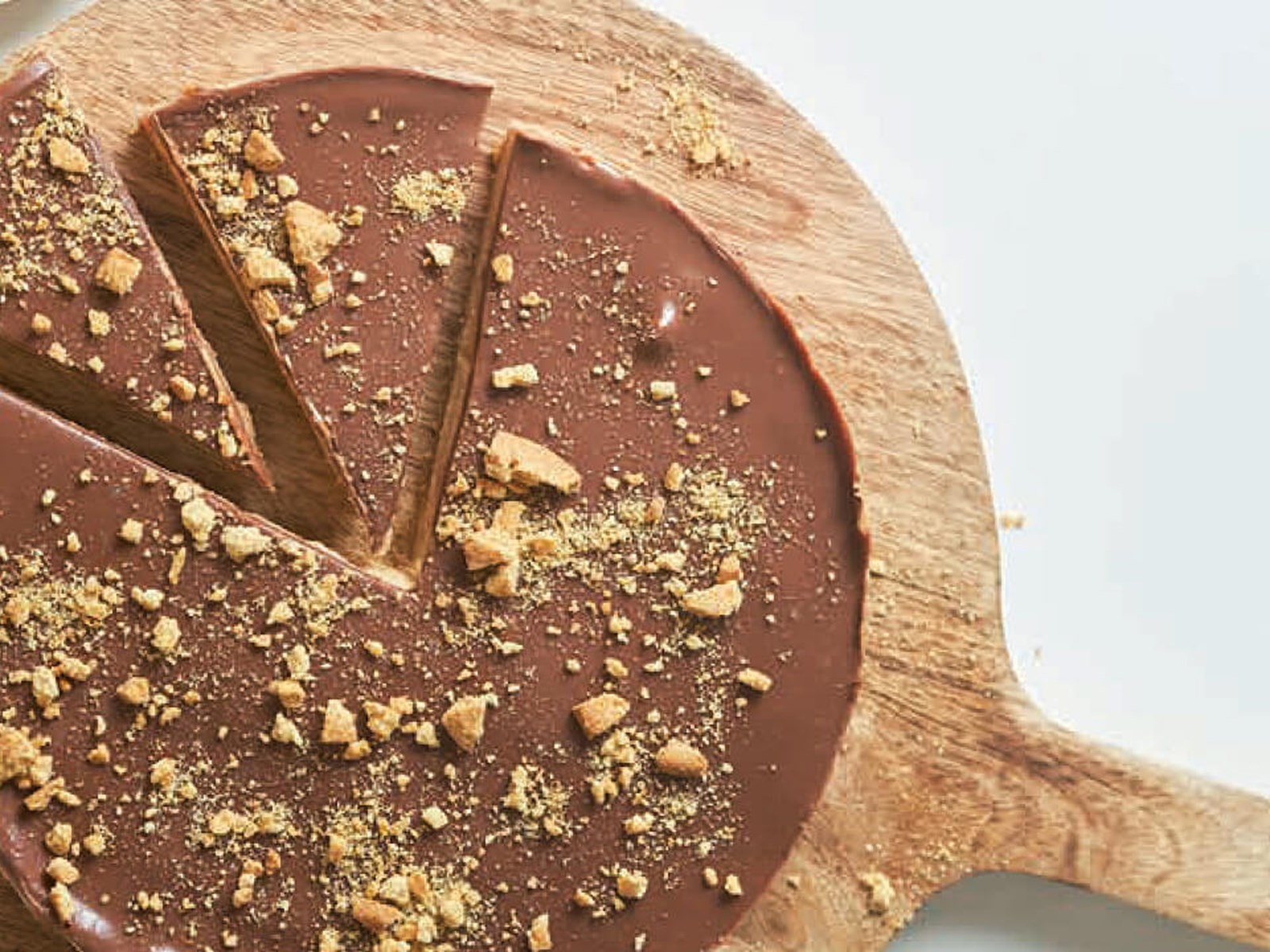 Pastel de chocolate glaceado com manteiga de amendoim