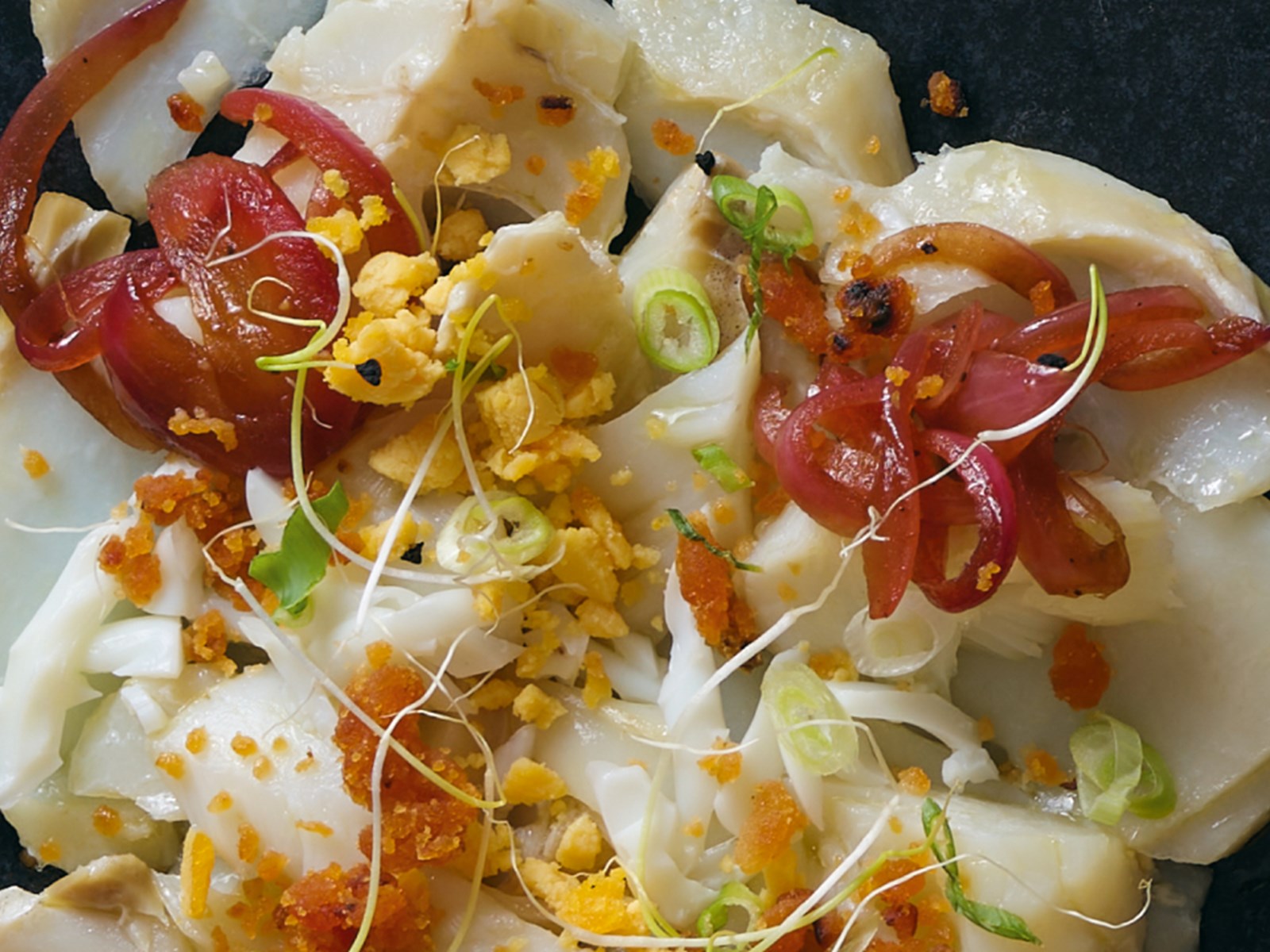 Salada de Pétalas de Bacalhau e Crumble de Broa e Farinheira