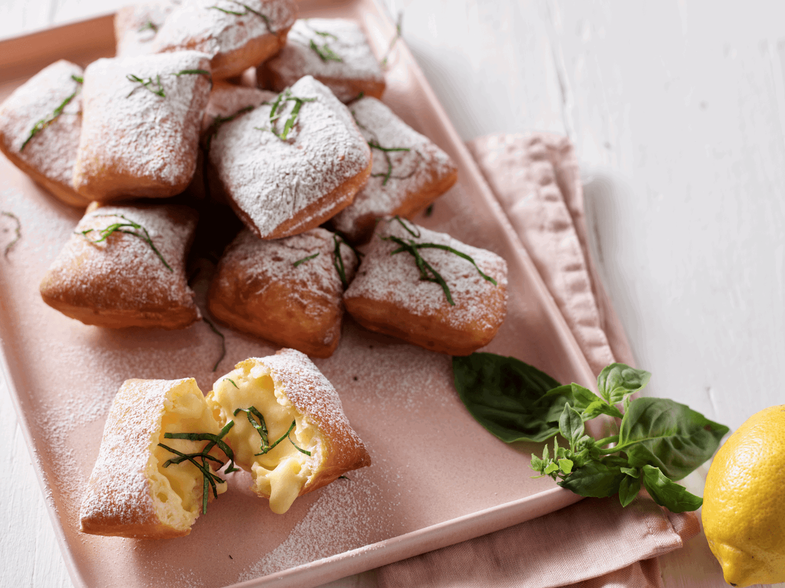 Beignets de Curd de Limão e Manjericão