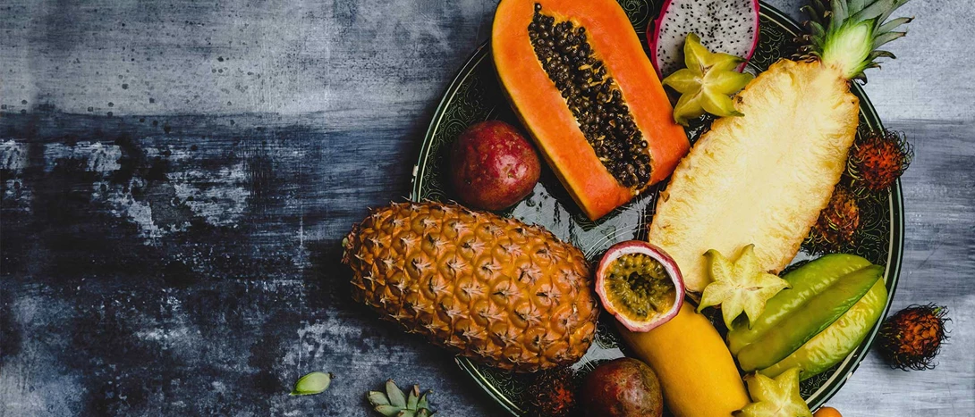 imagem frutos tropicais como abacaxi, manga, mamão, maracujá, pitaya, physalis