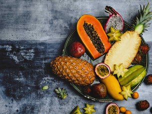 imagem frutos tropicais como abacaxi, manga, mamão, maracujá, pitaya, physalis