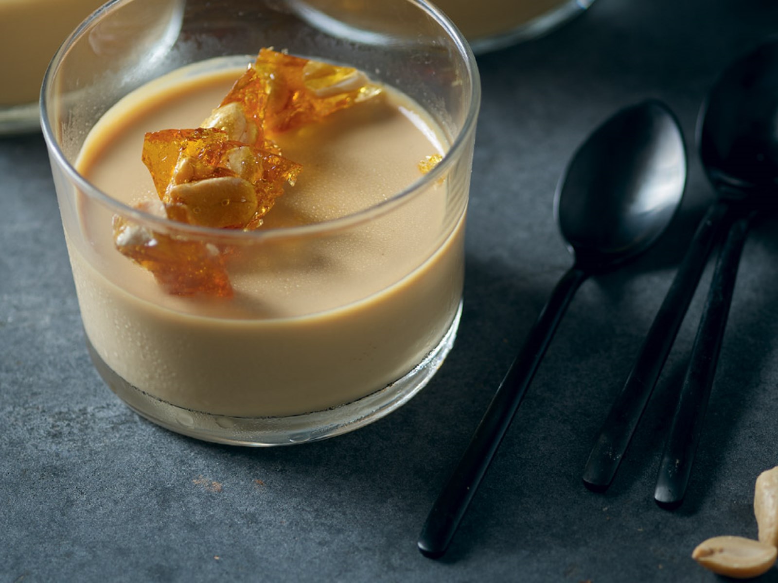 Panacota de caramelo salgado e amendoins