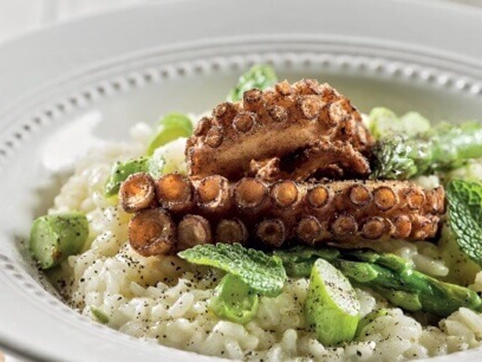 Polvo-panado-com-risoto-de-espargos-e-ervilhas