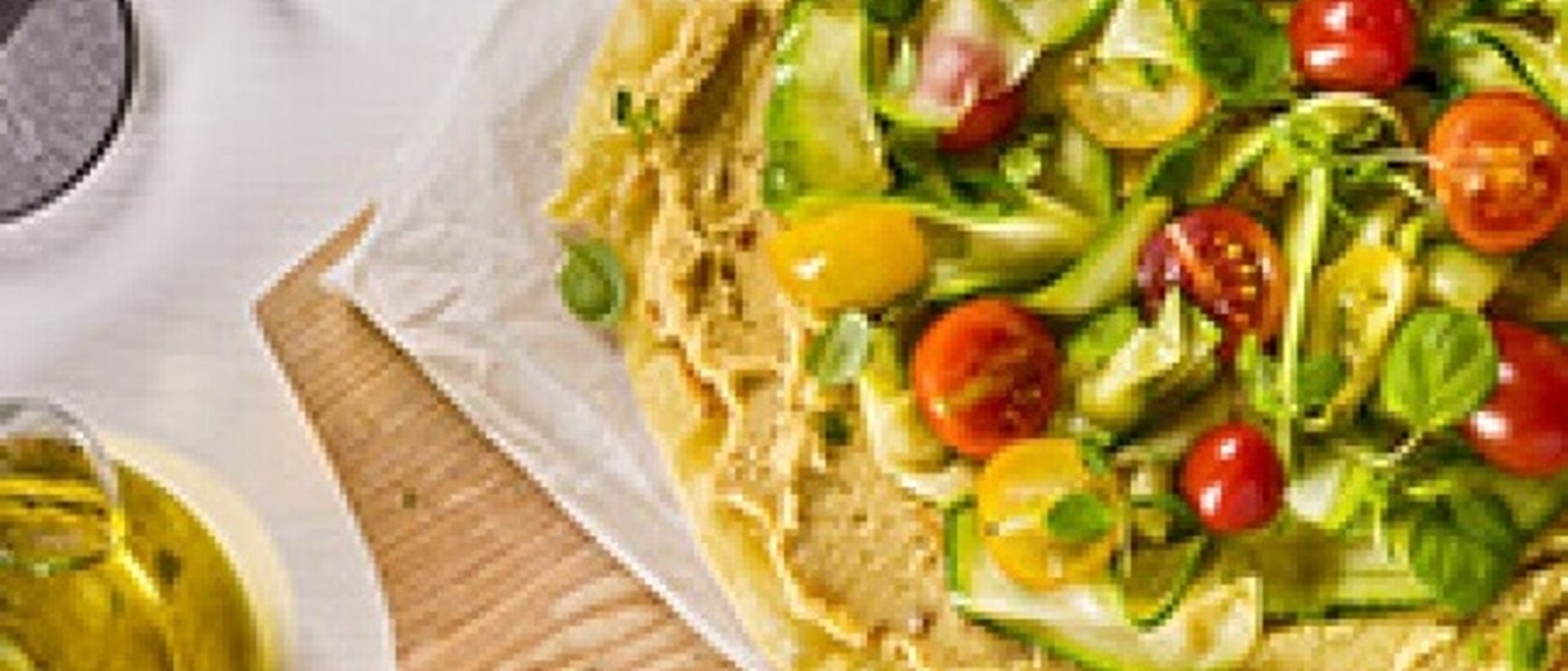 Piza-grelhada-com-humus-curgete-e-tomates
