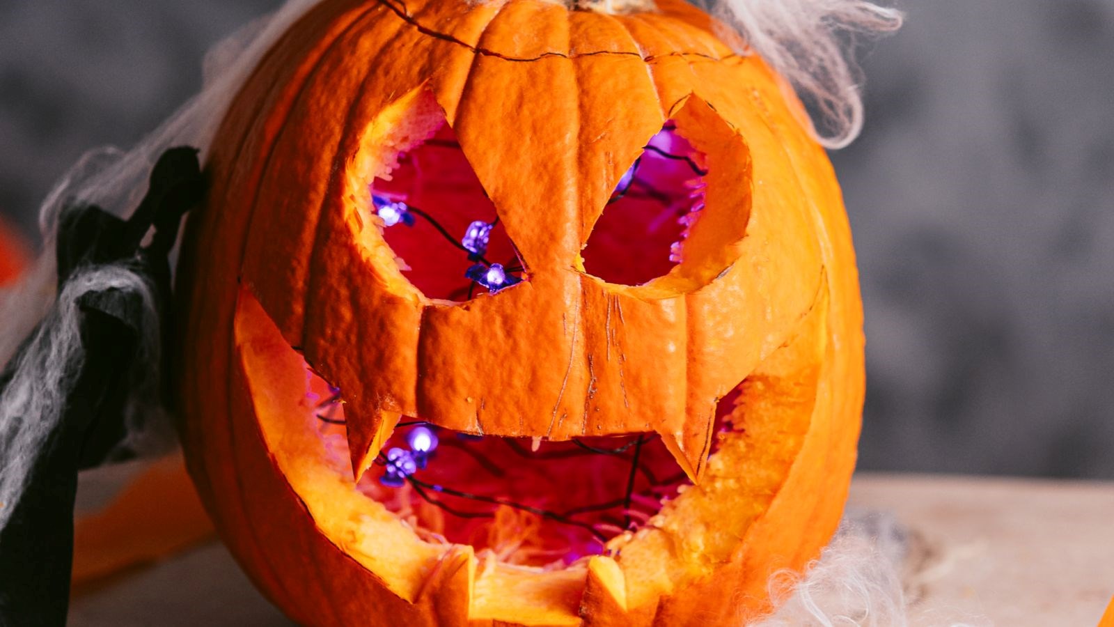 Uma Abóbora De Halloween Com Uma Cara Assustadora Na Grama Seca