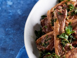 Costeletas de Borrego com Grelos e Molho de Hortelã