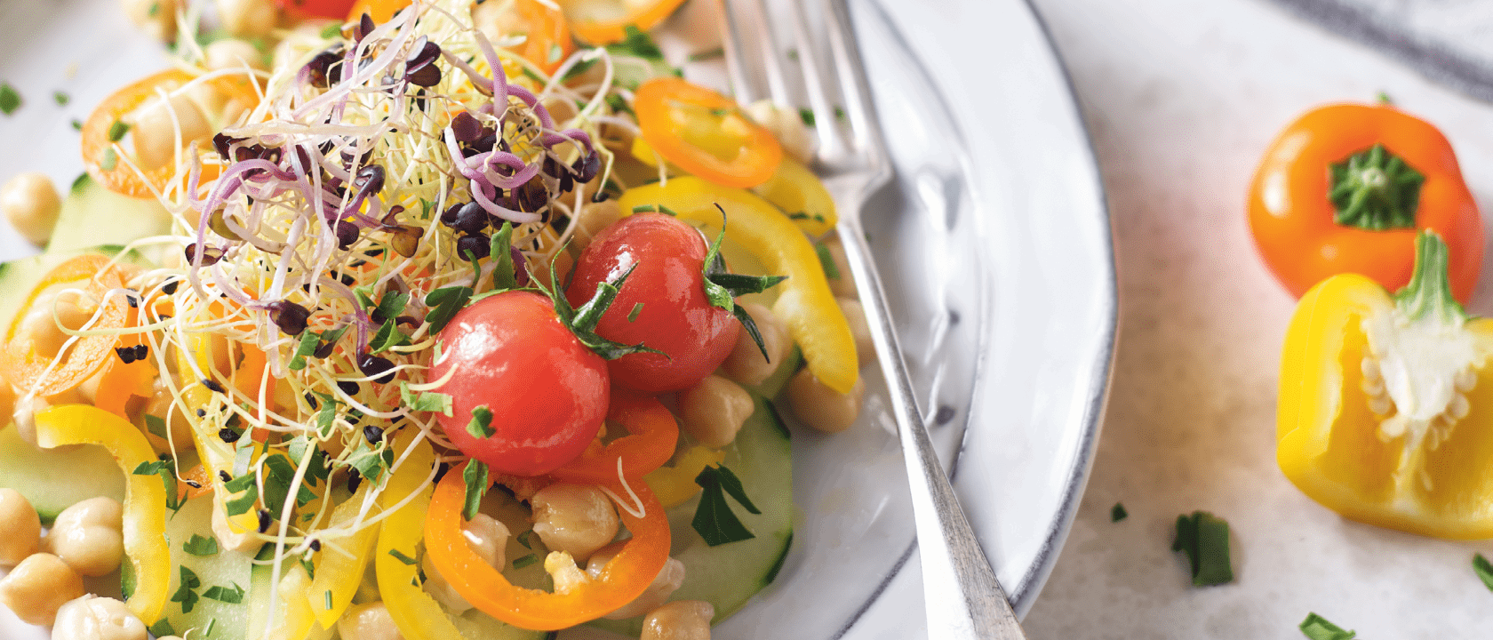 Receita de Salada de grão-de-bico com legumes e tomate  maturado em azeite, alho e ervas