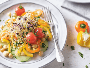 Receita de Salada de grão-de-bico com legumes e tomate maturado em azeite, alho e ervas
