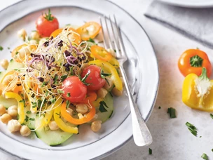 Receita de Salada de grão-de-bico com legumes e tomate  maturado em azeite, alho e ervas