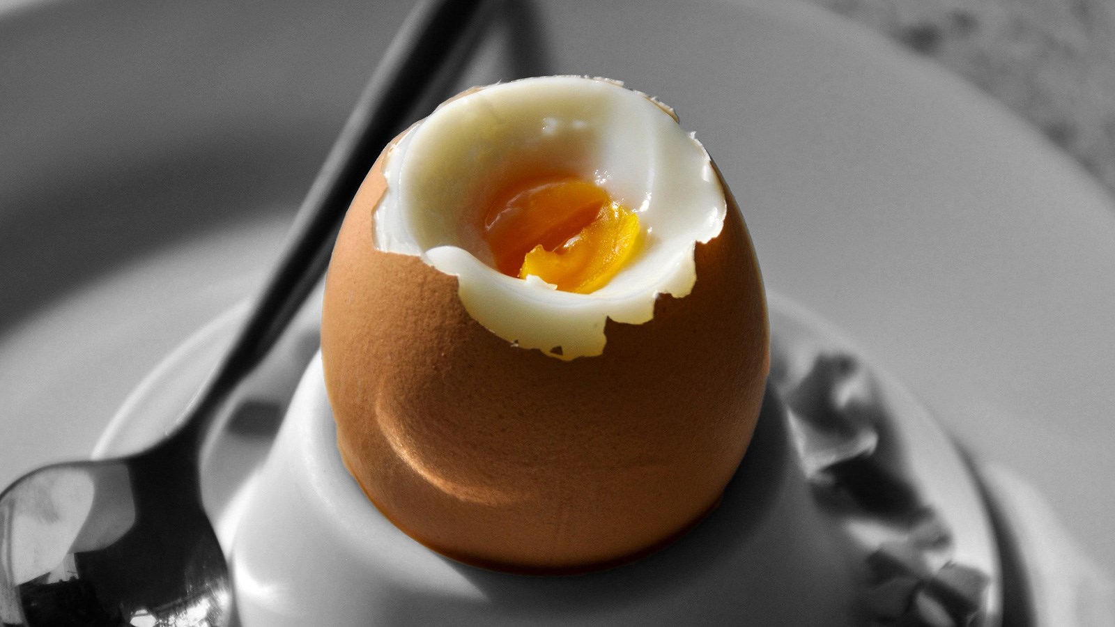 imagem ovo cozido com casca partida no topo e ponto médio