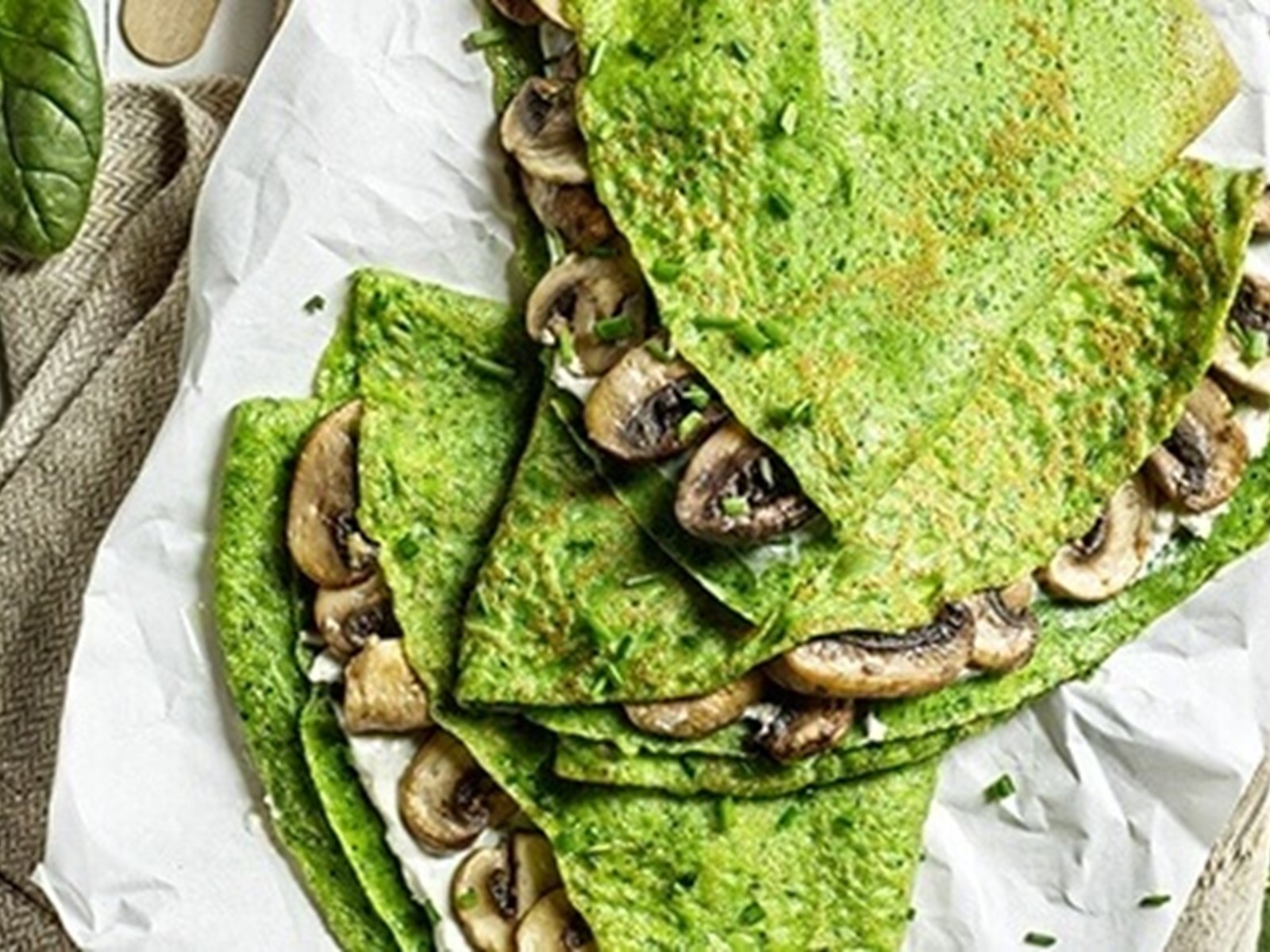 Crepes-de-cogumelos-cebolinho-e-espinafres
