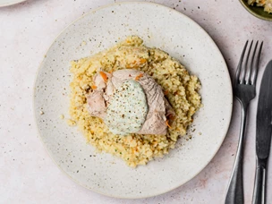 Peito de Peru ao Vapor com Salada de Bulgur e Molho de Iogurte