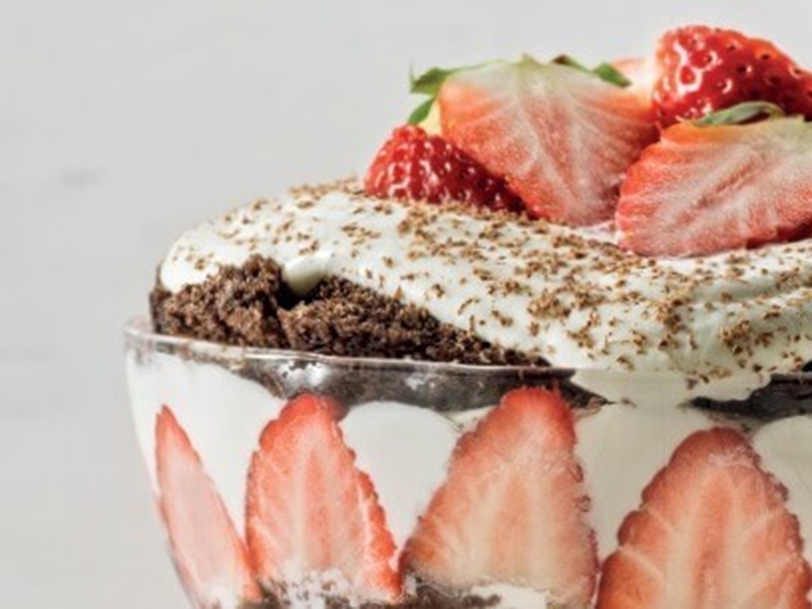 Trifle-de-chocolate-com-morangos