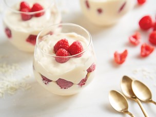 imagem de mousse de chocolate branco servido no copo com framboesas