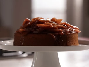 imagem de bolo de banana com peras caramelizadas