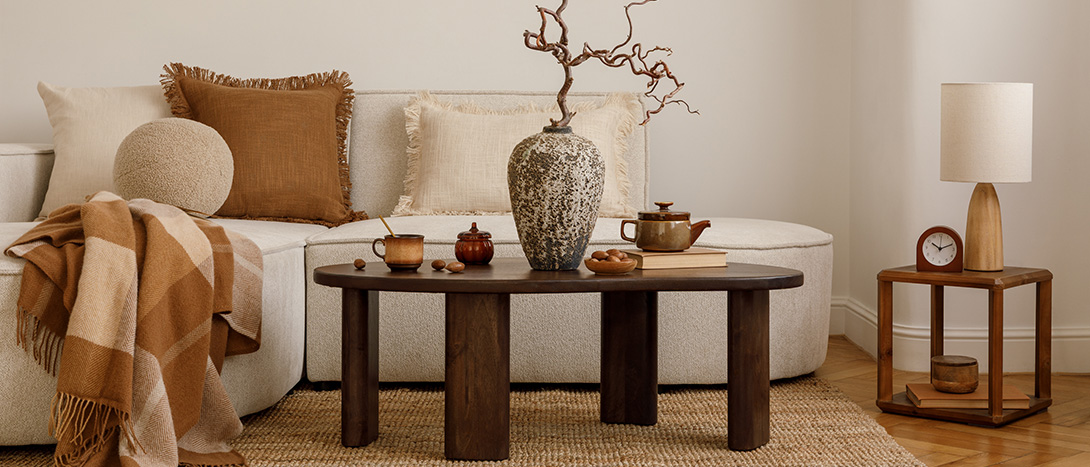 Sala de estar decorada em estilo rustic country com madeira e tecidos naturais