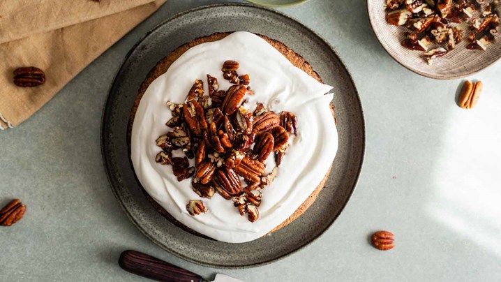 Bolo de nozes caramelizadas