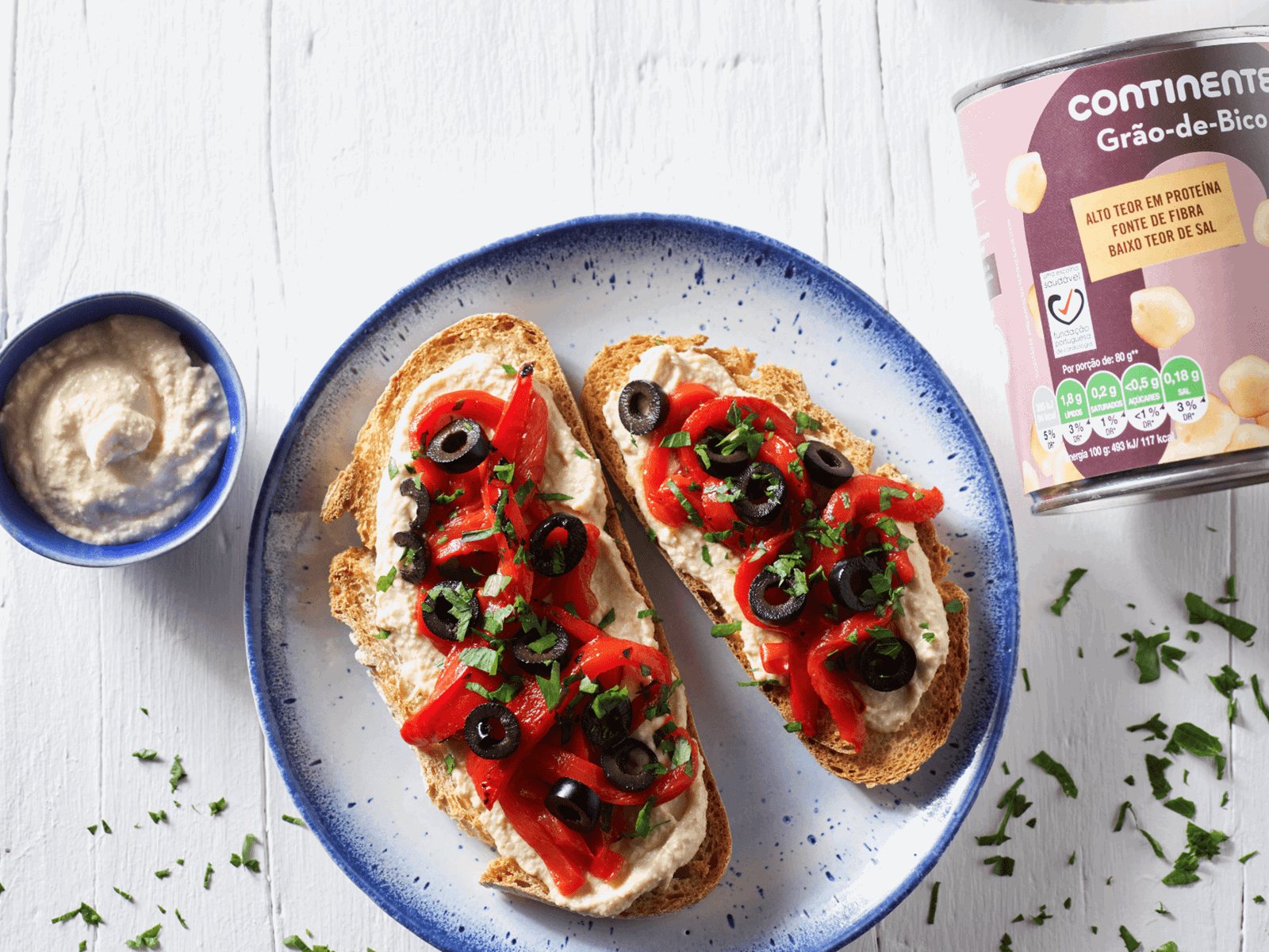 Bruschetta de Humus, Pimento Assado e Azeitonas