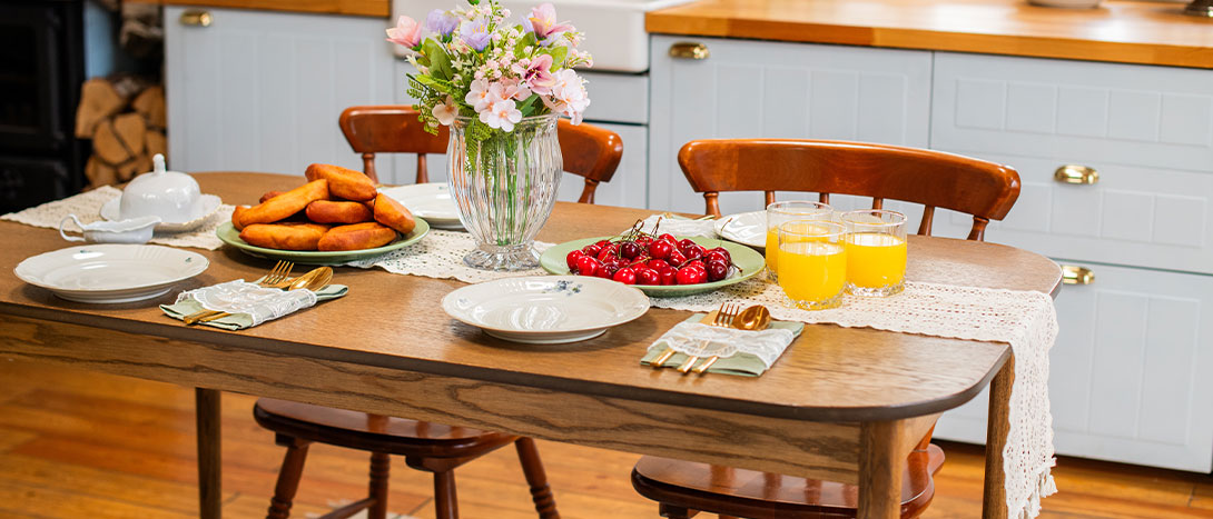 Cozinha decorada em estilo cottagecore com flores secas e loiça vintage